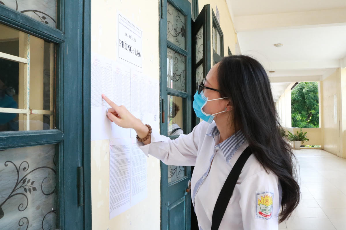 Thí sinh tra cứu thông tin trước khi vào phòng thi tốt nghiệp THPT.