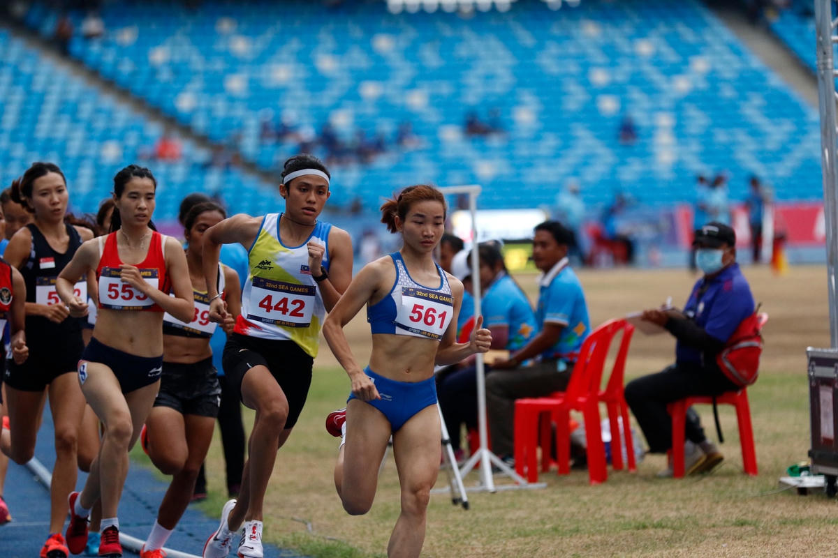 Nguyễn Thị Oanh đã xuất sắc giành hai HCV nội dung chạy 1.500m và 3.000m vượt chướng ngại vật chỉ trong vòng chưa đầy nửa giờ. Ảnh: Thanhnien.vn.