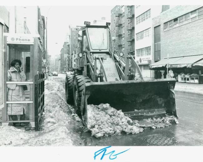 Trong thời gian mất điện và thời tiết khắc nghiệt, điện thoại công cộng sử dụng điện áp thấp trở thành vật "cứu cánh"  