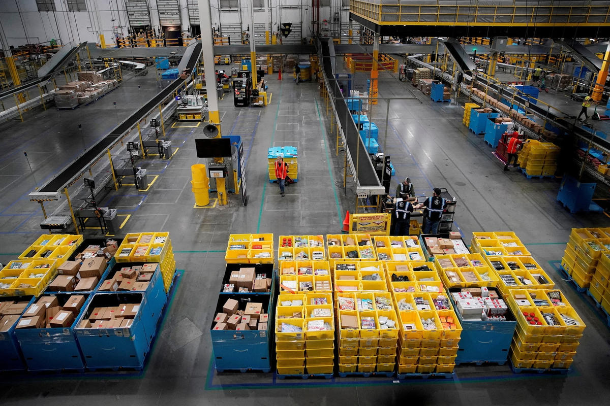 Trung tâm đóng gói đơn hàng của Amazon (New Jersey, Mỹ) hầu hết nhân viên đã được thay thế bằng robot. Nguồn: Reuters.