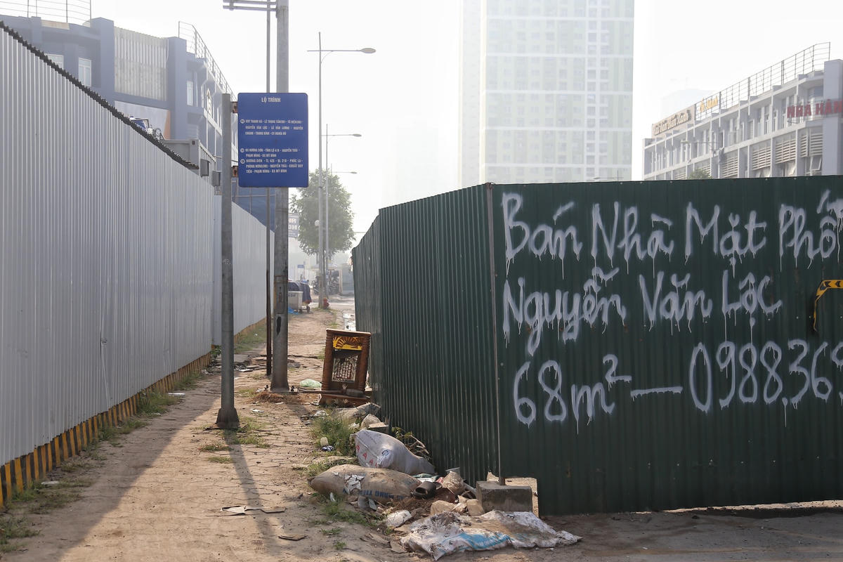 Một khung cảnh nhếch nhác ngay phía ngoài của dự án.