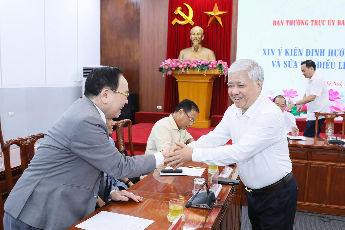 Bí thư Trung ương Đảng, Chủ tịch UBTƯ MTTQ Việt Nam Đỗ Văn Chiến và các đại biểu dự Hội nghị.