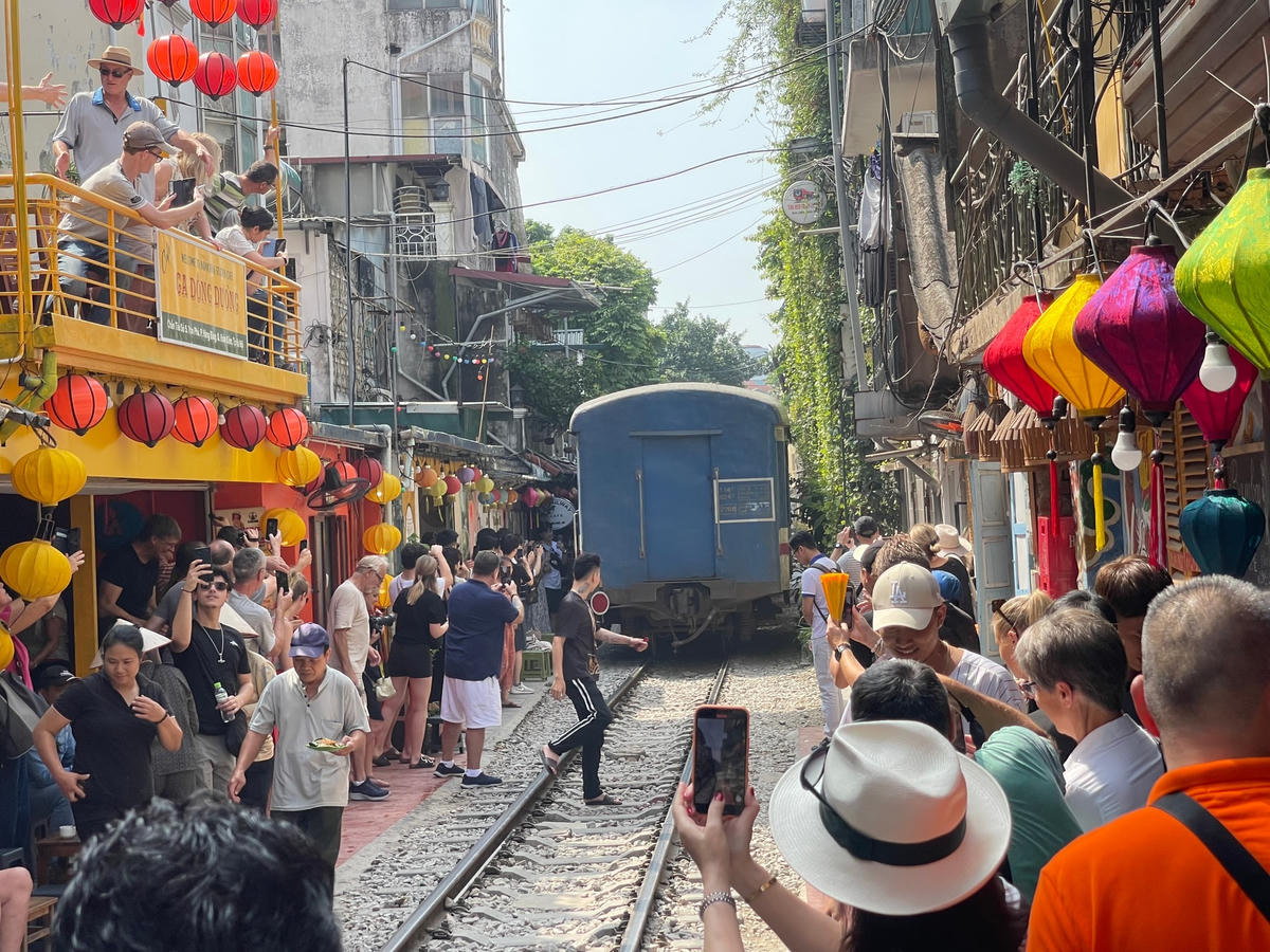 Tàu vừa đi qua các du khách và người dân bắt đầu ùa ra chụp ảnh.