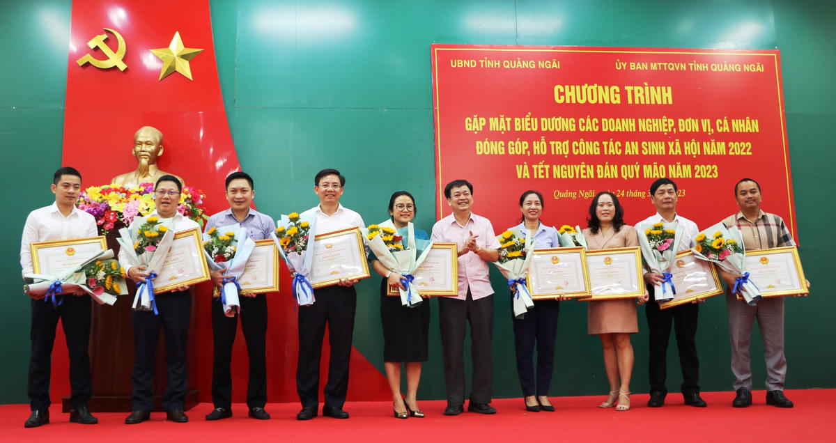 Lãnh đạo tỉnh Quảng Ngãi tặng bằng khen cho các tập thể có thành tích hỗ trợ công tác an sinh xã hội.