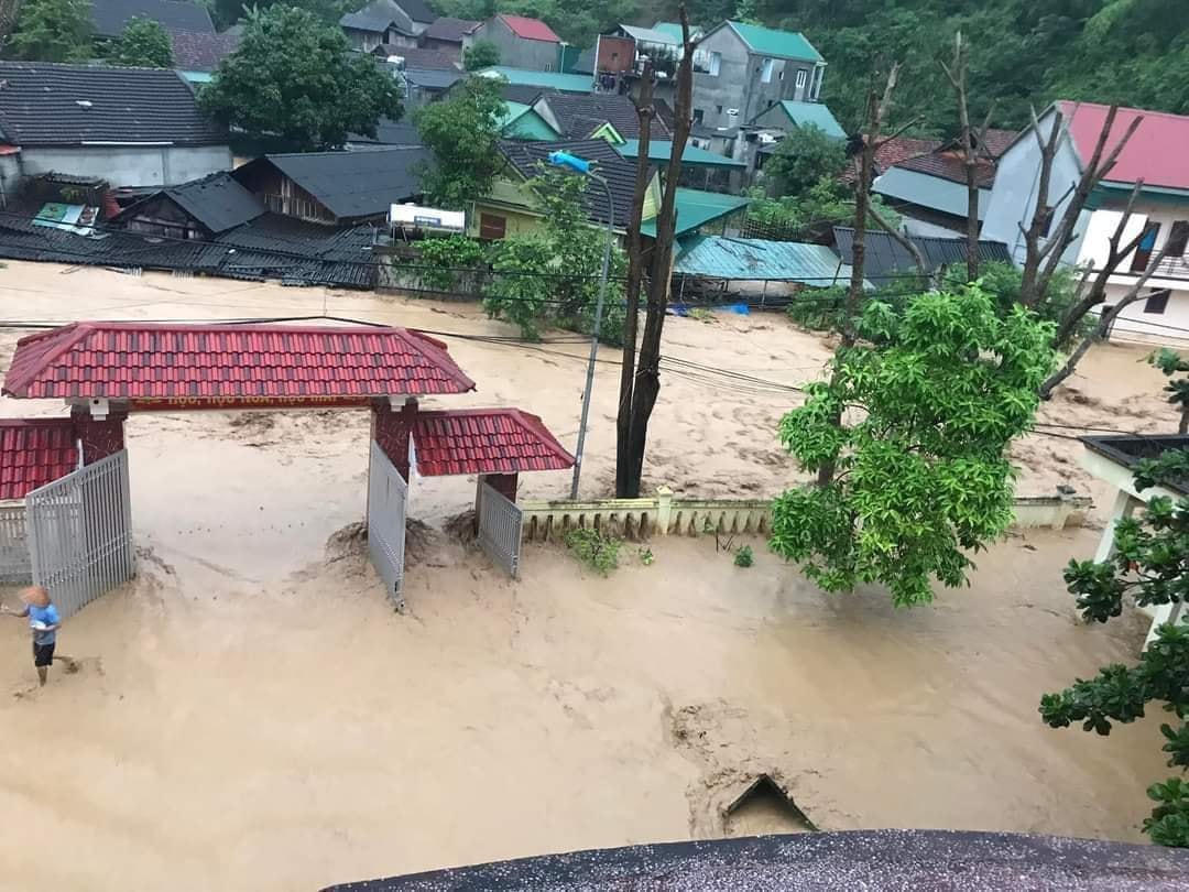 Nhiều nhà dân chìm trong biển nước. Ảnh ĐT