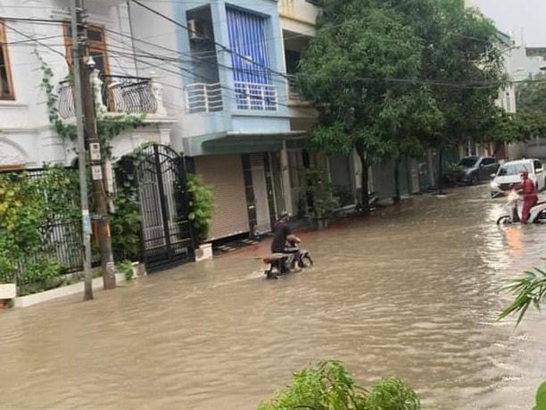 TP Thanh Hóa cũng chung cảnh ngộ khi người dân phải bì bõm lội nước sau những cơn mưa.