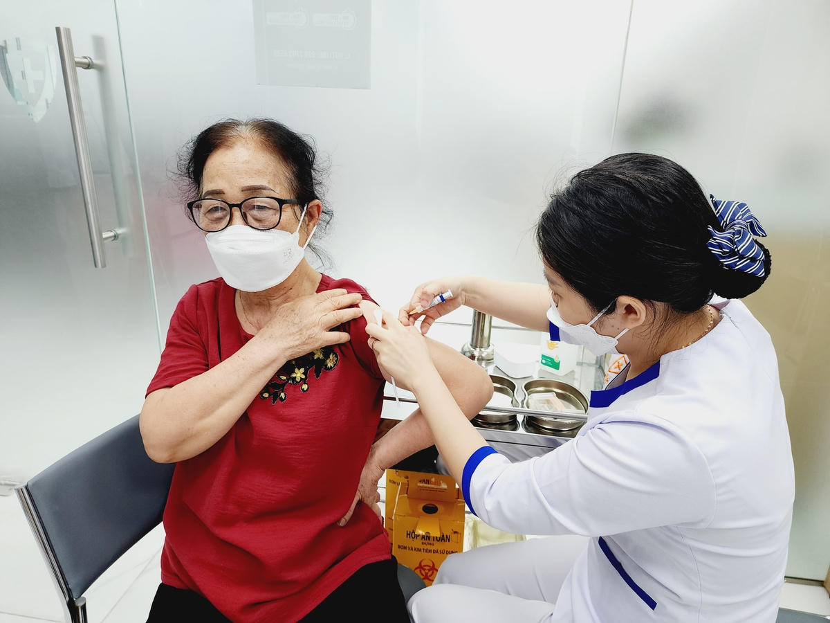 Tiêm vaccine phòng Covid-19 cho người cao tuổi.