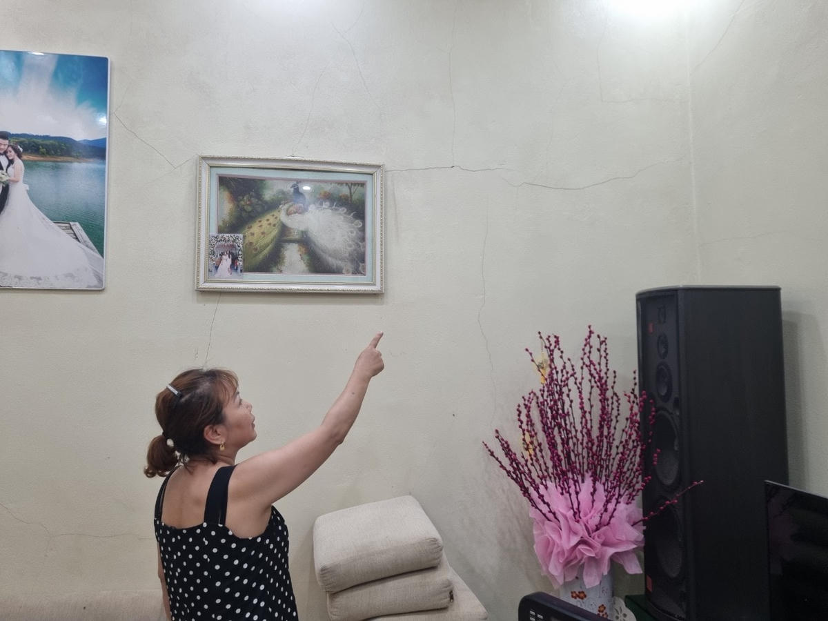 Chị Lưu Thị Cúc vô cùng lo lắng, bất an khi căn nhà gia đình chị đang sinh sống bị nứt nẻ, có hiện tượng sụt lún.