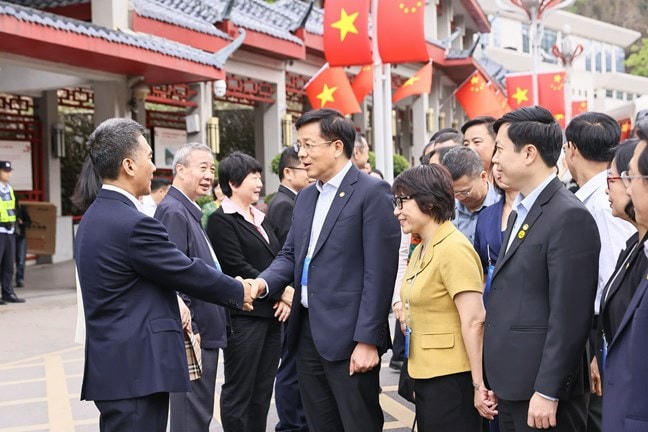  Phó Chủ tịch Chính hiệp Quảng Tây Vương Nãi Học tiễn đoàn tại Cửa khẩu quốc tế Hữu Nghị (Lạng Sơn)