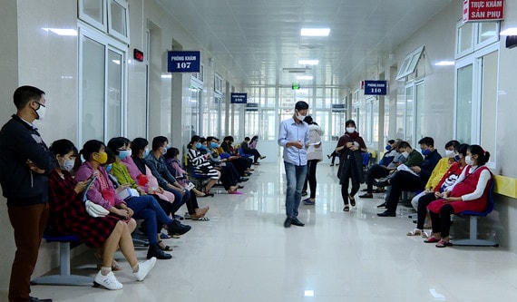 Người dân đến thăm khám tại Bệnh viện Sản - Nhi tỉnh Ninh Bình.