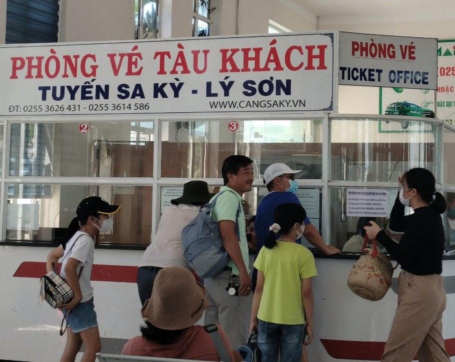 Nhiều du khách đứng tại quầy mua vé ra đảo Lý Sơn.