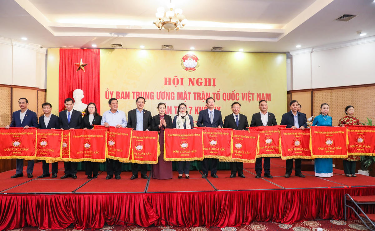 Phó Chủ tịch Trương Thị Ngọc Ánh tặng Cờ thi đua cho các đơn vị có thành tích xuất sắc trong năm 2022.