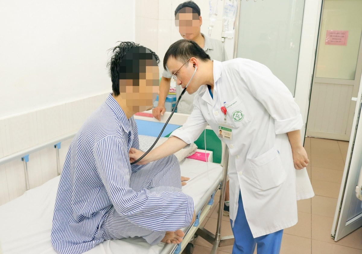 Thăm khám bệnh nhân nhập viện vì bệnh lý tim mạch tại Bệnh viện Bạch Mai. Ảnh BVCC.