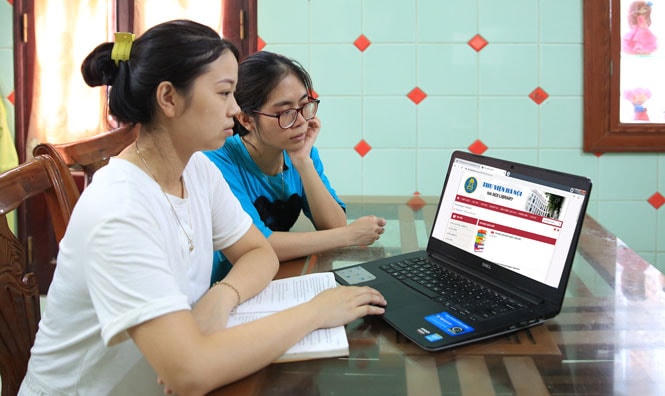 Việc chuyển đổi số ngành Thư viện là xu thế tất yếu nhằm đáp ứng nhu cầu tra cứu tài liệu từ xa, tiết kiệm thời gian cho độc giả. Ảnh: Đỗ Tâm.