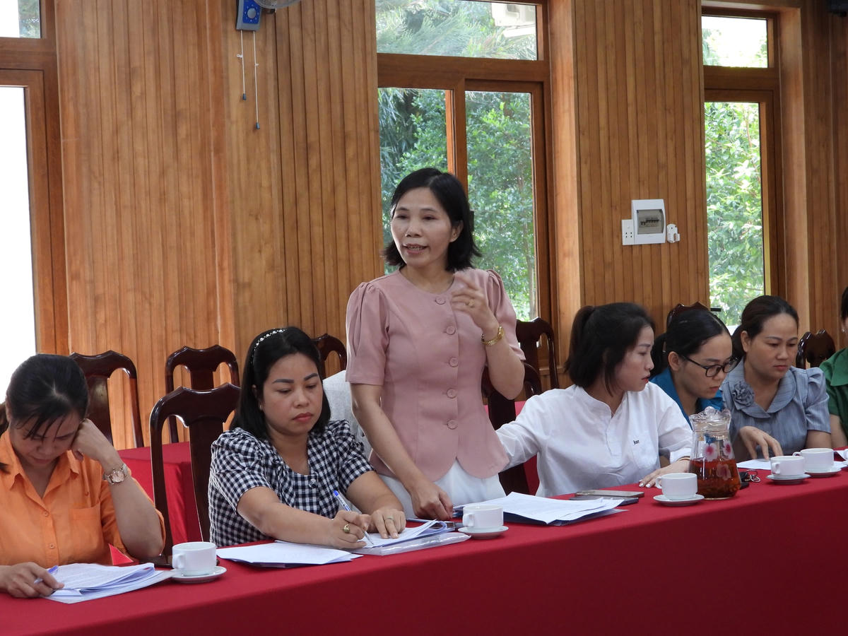 Bà Nguyễn Thị Oanh, viên chức Kế toán (Trường Tiểu học Lê Lợi, xã Tân Hòa huyện Buôn Đôn) phát biểu.