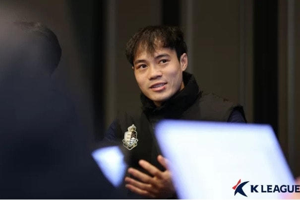 Văn Toàn được thầy Park khích lệ đến với giải đấu K-League.   