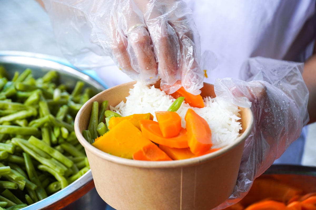 Cơm trắng và rau củ luộc.