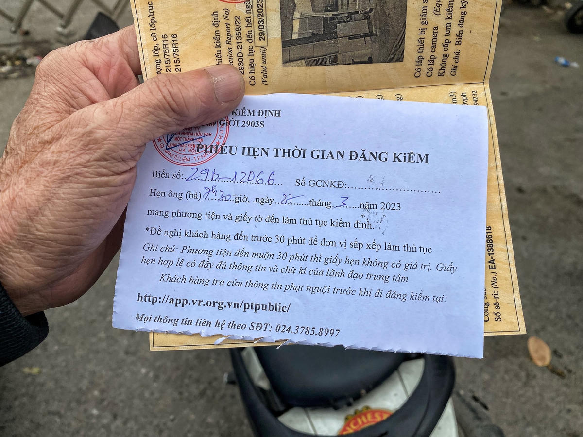 Cắt cử người thân đi xếp hàng nhận phiếu hẹn đăng kiểm