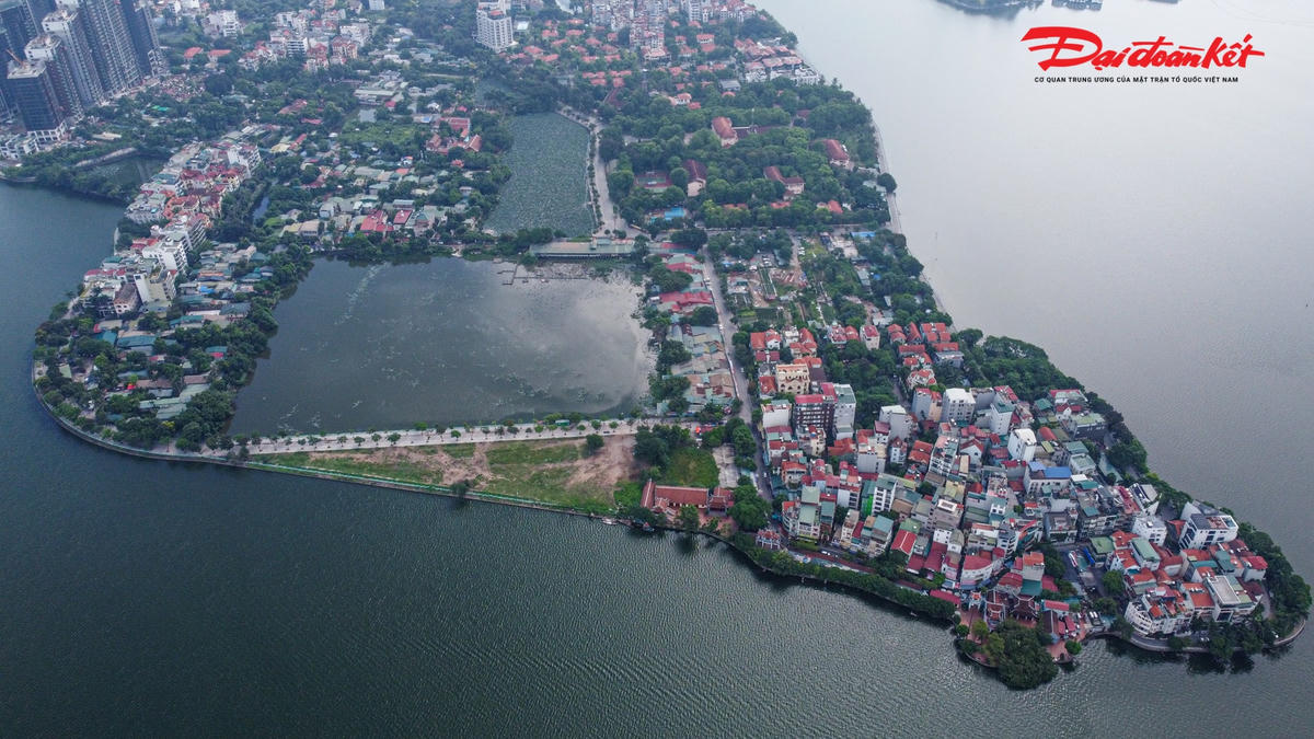 Theo vị lãnh đạo UBND quận Tây Hồ cho biết công trình nhà hát được xây dựng ở khu vực hồ Đầm Trị nhưng không ảnh hưởng nhiều đến phần diện tích mặt nước và cũng không nằm trong diện tích của Hồ Tây.