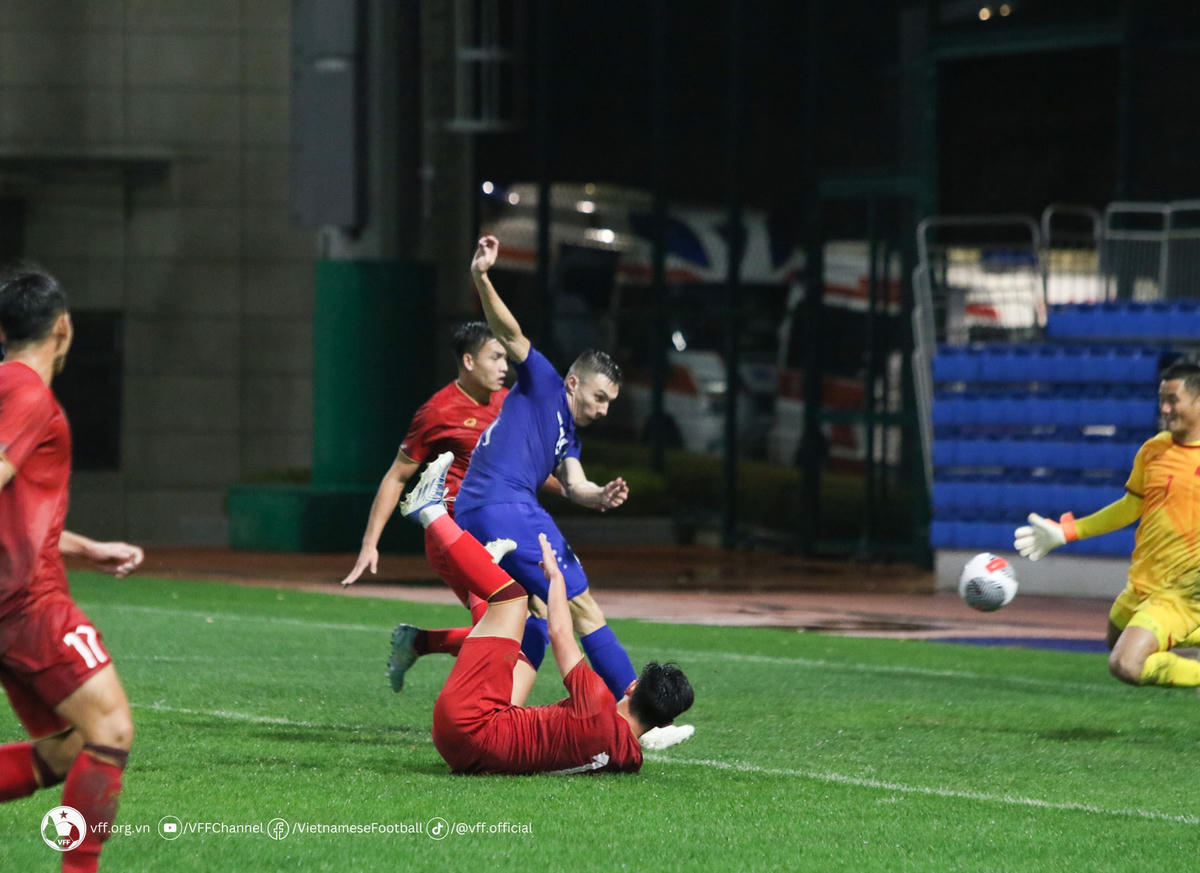 Uzbekistan thể hiện sức mạnh của đội tuyển hạng 75 thế giới. Ảnh: VFF.