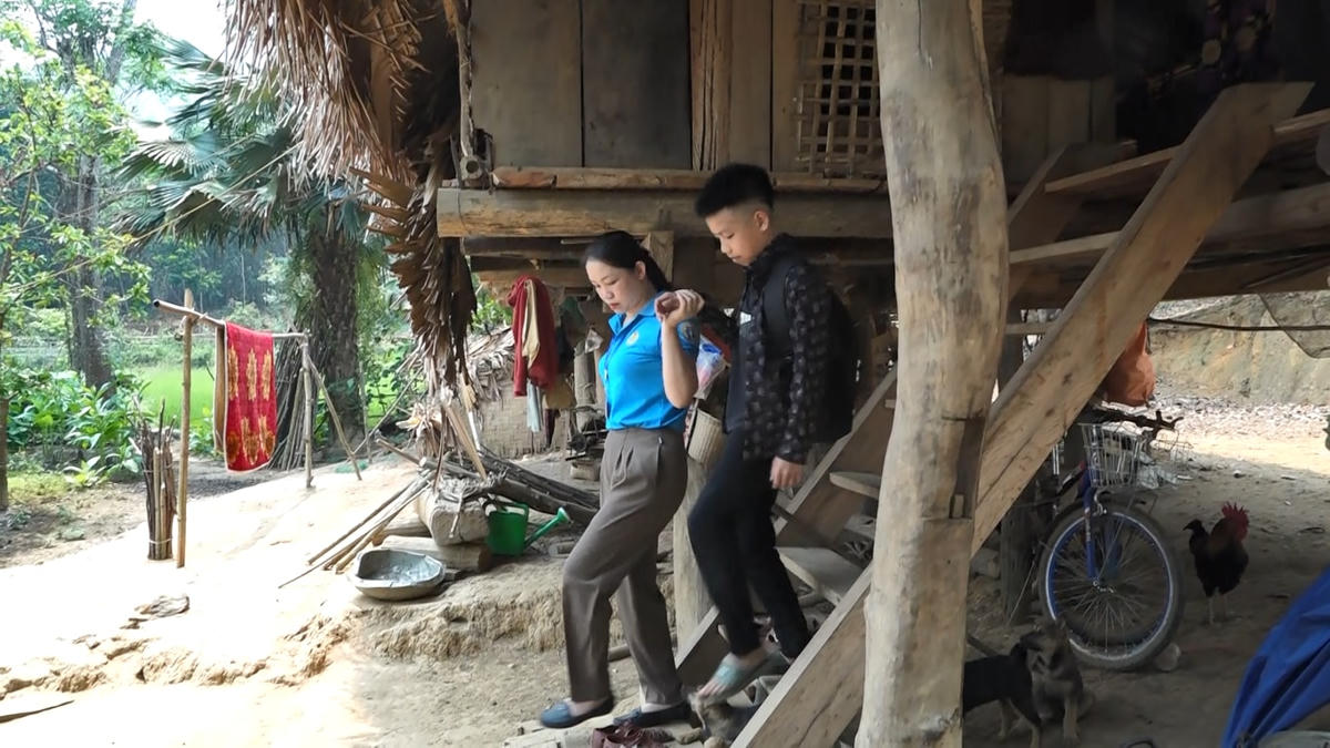 Cô giáo Lô Thị Tiên, Trường Phổ thông dân tộc bán trú - THCS Châu Phong nhận đỡ đầu em Hà Nhật Phong, trú bản Đôm 1 học hết cấp 2.  
