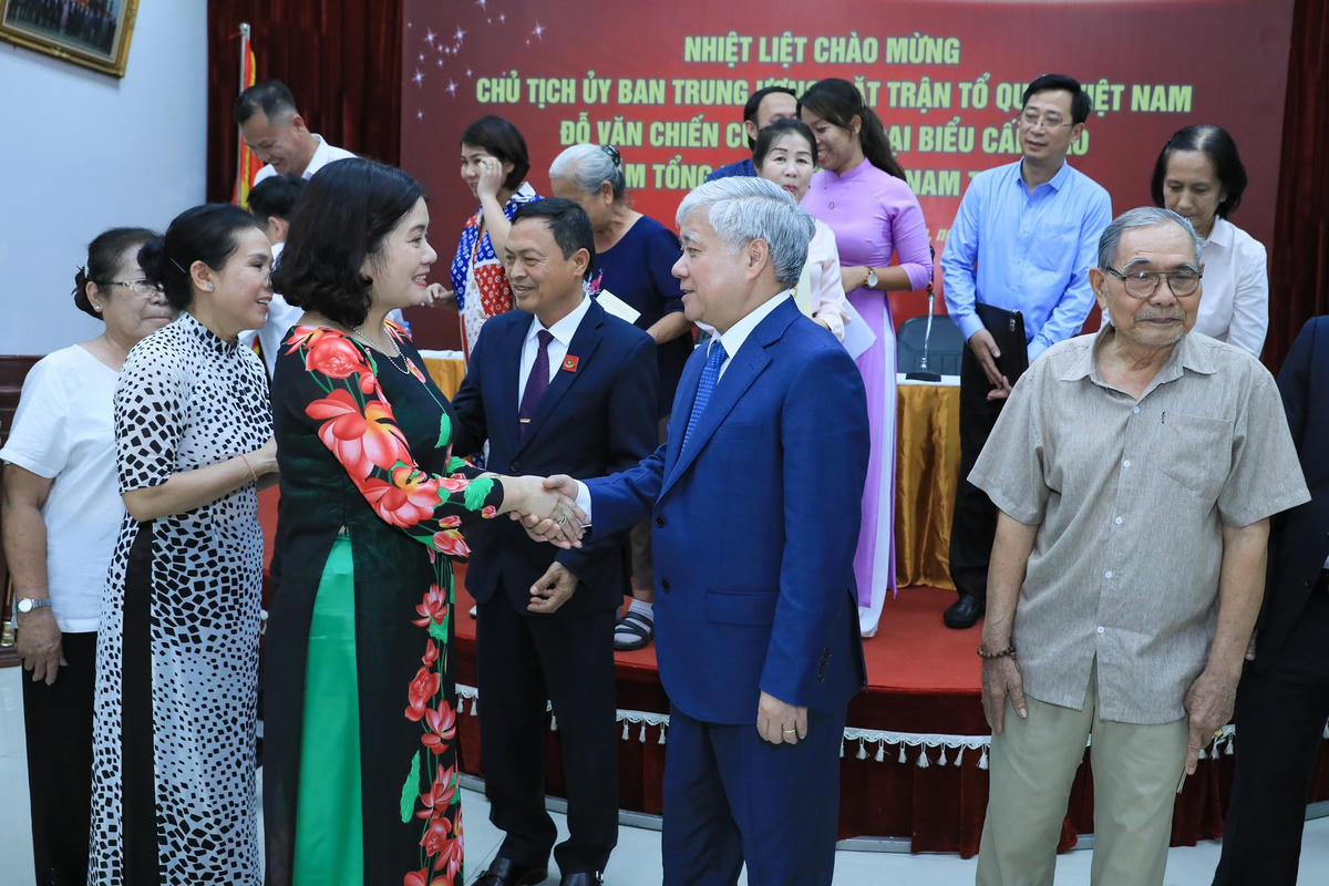 Bí thư Trung ương Đảng, Chủ tịch UBTƯ MTTQ Việt Nam Đỗ Văn Chiến gặp gỡ bà con kiều bào tại Tổng hội người Việt Nam tại Lào. Ảnh: Quang Vinh.