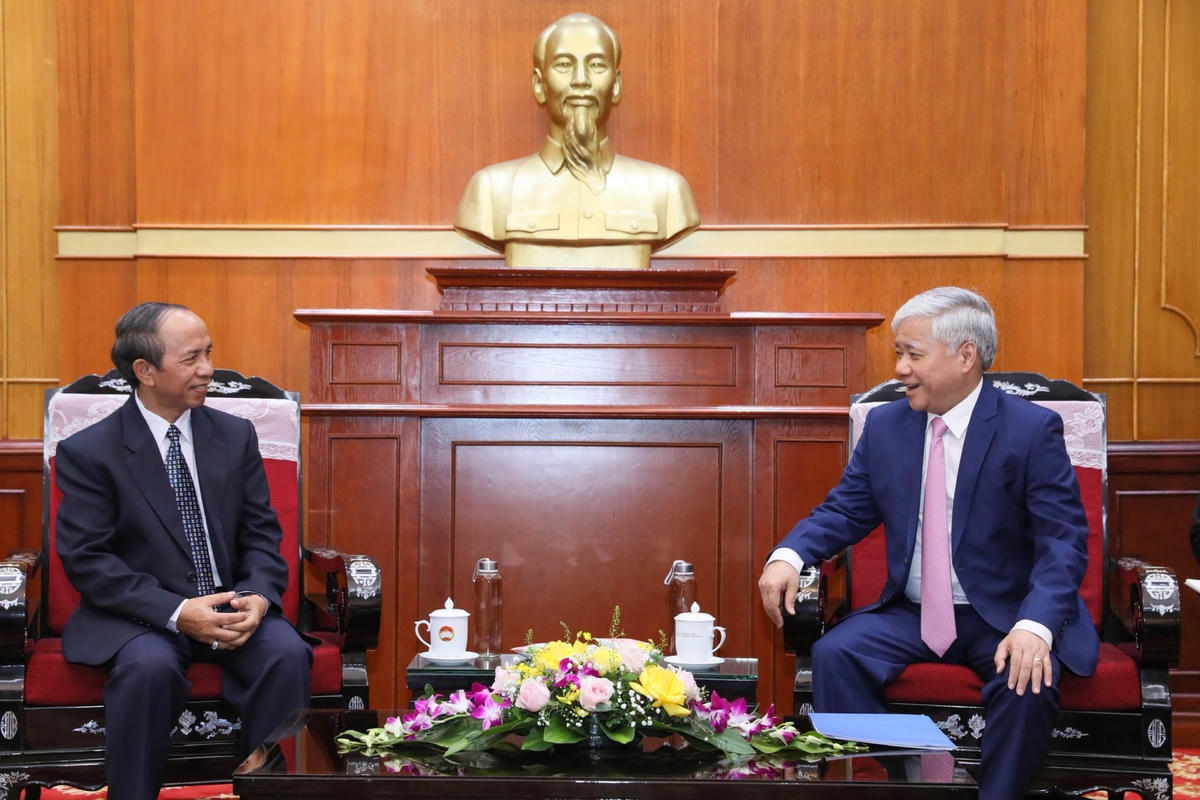 Bí thư Trung ương Đảng, Chủ tịch UBTƯ MTTQ Việt Nam Đỗ Văn Chiến trao đổi với ông Khampheuy Boutdavieng, Ủy viên Trung ương Đảng, Phó Chủ tịch Thường trực UBTƯ Mặt trận Lào xây dựng đất nước.
