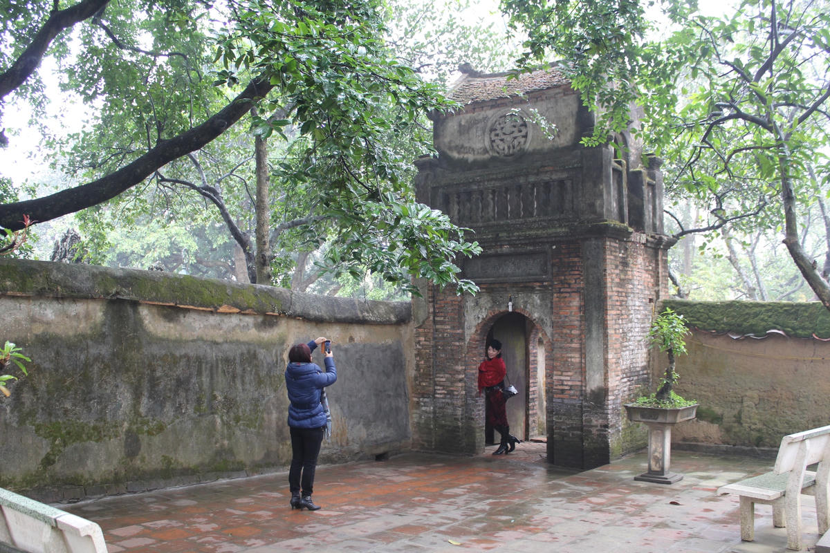 Du khách "check in" ở cổng chùa Bổ Đà (Bắc Giang).  