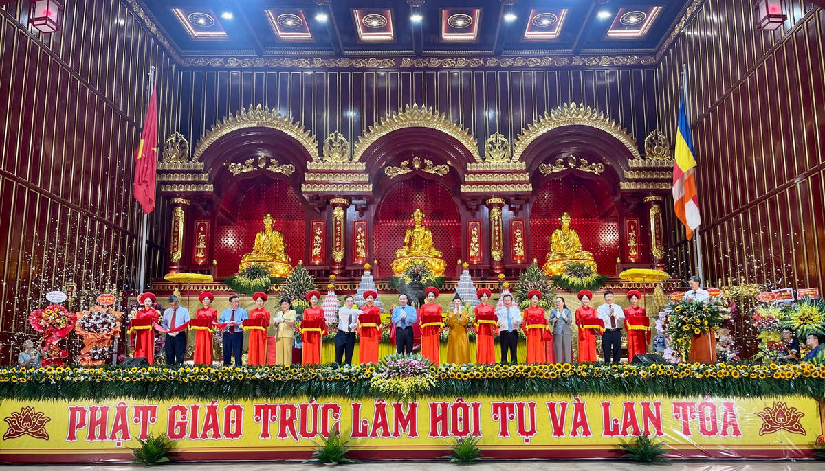 Các đại biểu cắt băng khánh thành Cung Trúc lâm Yên Tử.