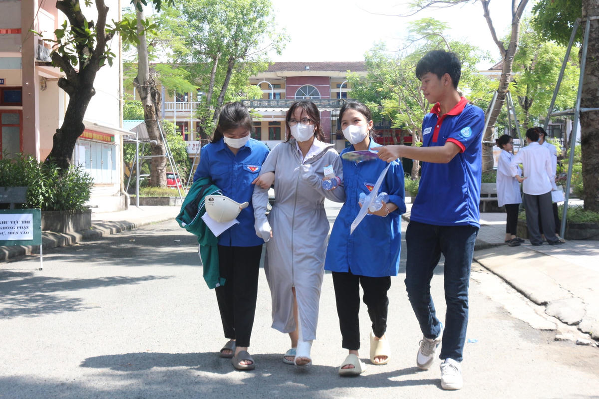 Nữ sinh gãy chân ở điểm thi Trường THPT Phan Đình Phùng, TP Hà Tĩnh được lực lượng thanh niên tình nguyện hỗ trợ.