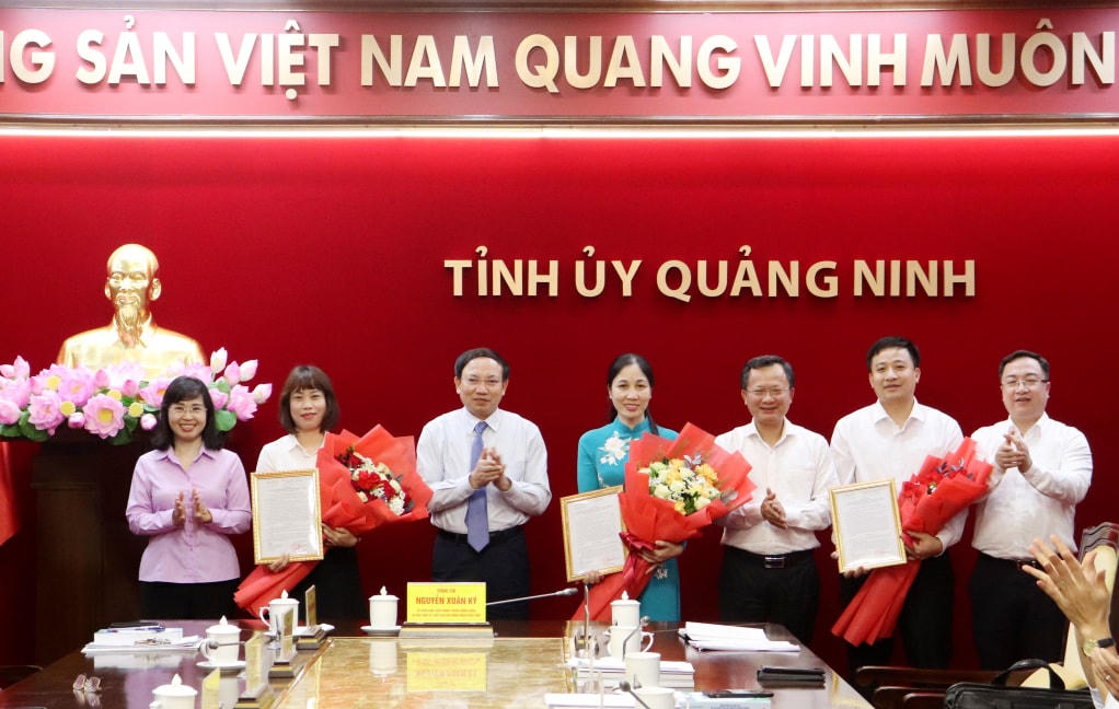 Lãnh đạo tỉnh Quảng Ninh trao quyết định bổ nhiệm chức danh Phó Giám đốc các sở: Nội vụ, Văn hóa và Thể thao, Tài nguyên và Môi trường.