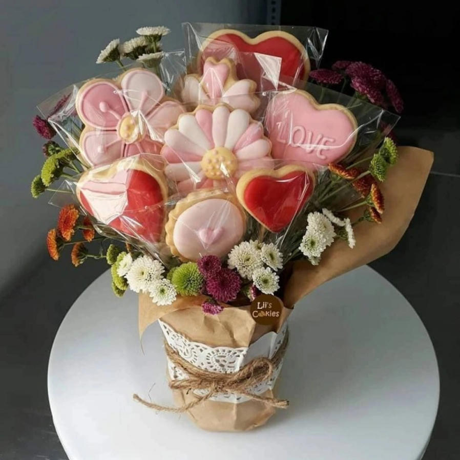 Tặng bó hoa bánh ngọt ngào. Ảnh minh họa.