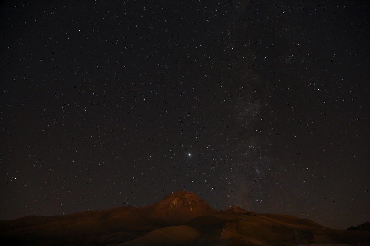 Mưa sao băng Perseid ở Núi Erciyes, Kayseri. Ảnh: AP.