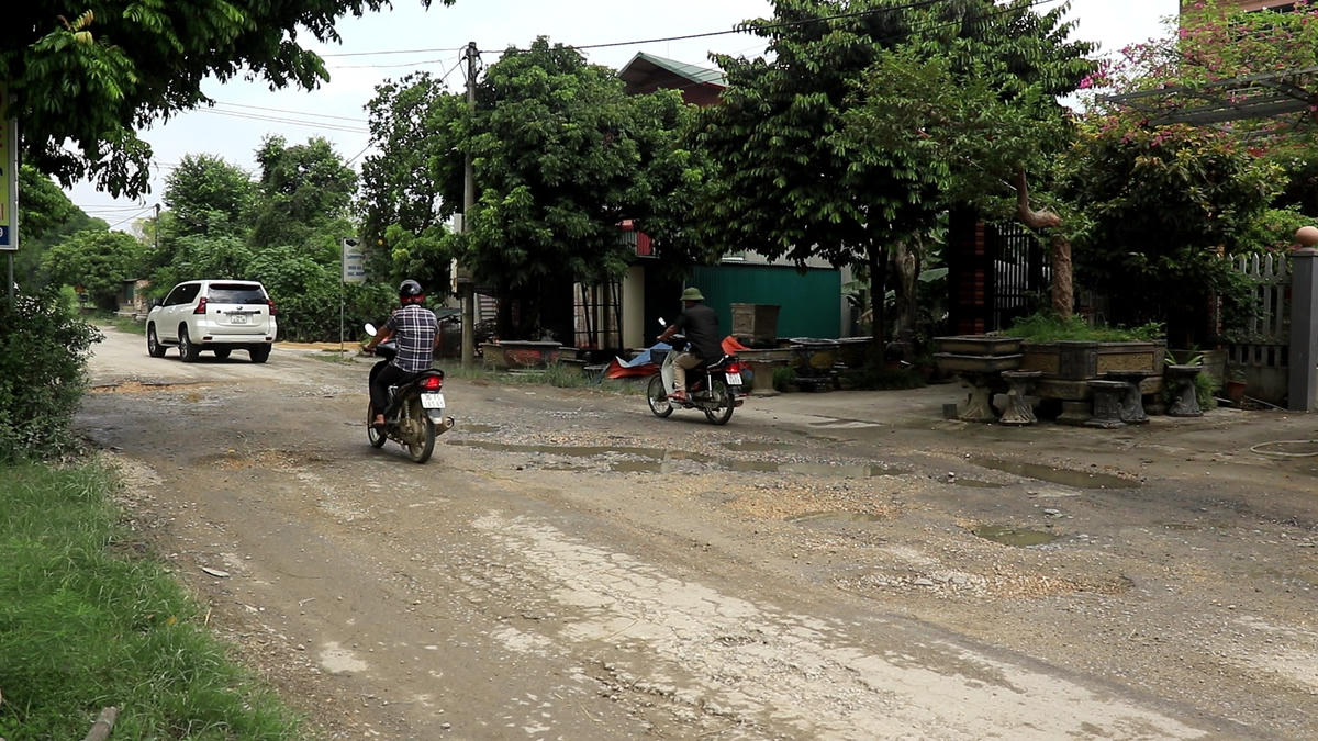 Người dân gặp khó khi di chuyển qua các đoạn đường xuống cấp.