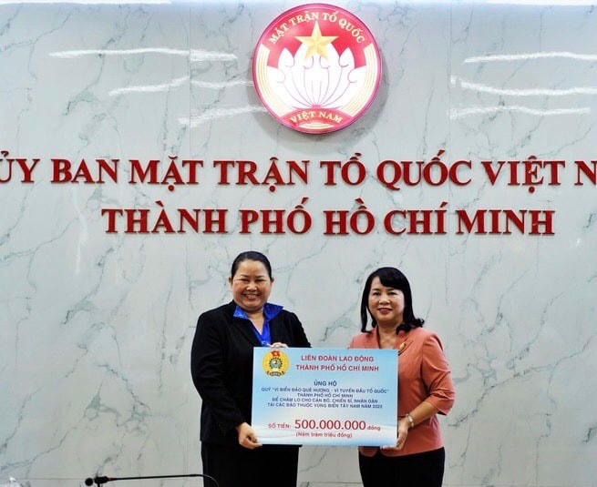 Bà Trần Kim Yến - Chủ tịch Ủy ban MTTQ Việt Nam TP HCM tiếp nhận ủng hộ kinh phí từ một nhà tài trợ.