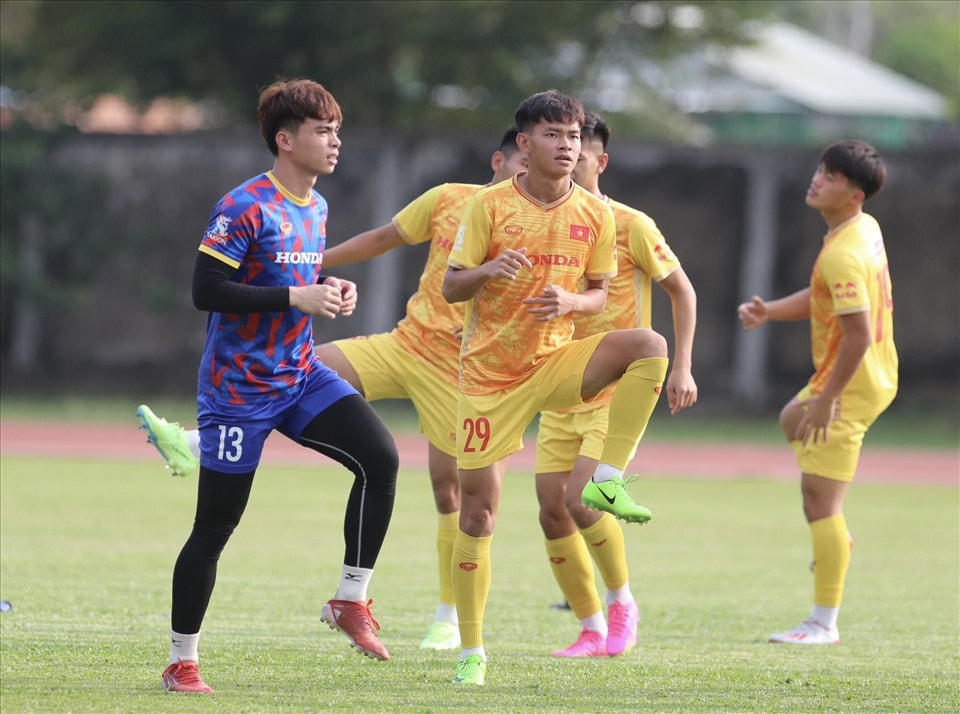 Sau khi đặt chân đến Phnom Penh vào buổi trưa 26/4, ngay trong buổi chiều, U22 Việt Nam đã ra sân tập luyện. Ảnh: Thanh Vũ.