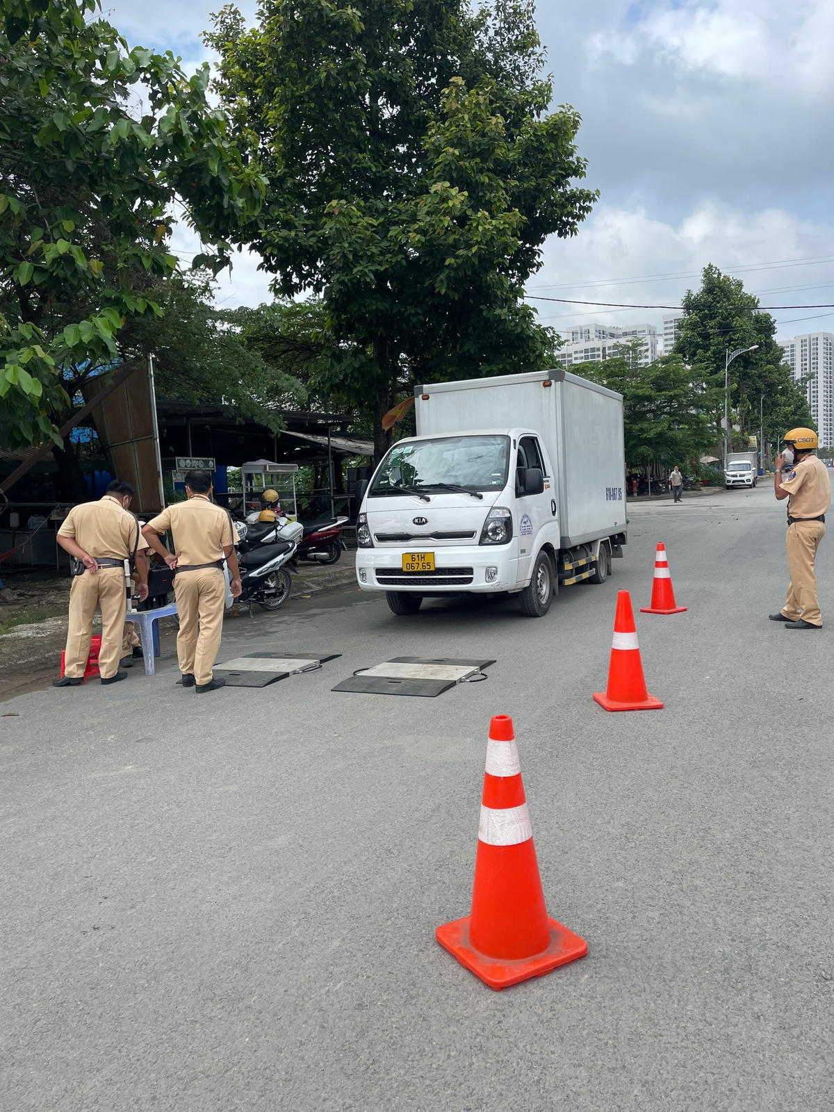 CSGT Thủ Đức kiểm tra, xử phạt xe quá khổ, quá tải sau lễ ra quân. (Ảnh: Hồng Phúc).