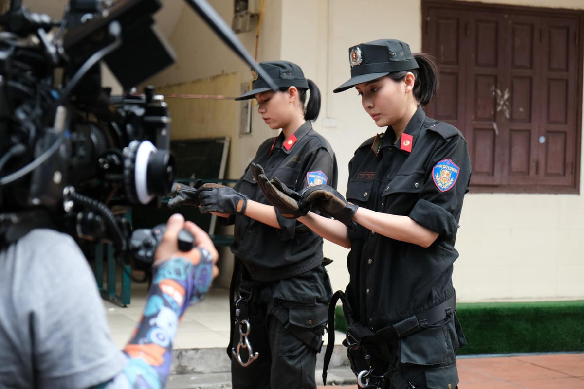 Bên cạnh điều tra, phá án, "Bão ngầm" còn tập trung khắc họa đời sống của các chiến sĩ, cán bộ công an. 