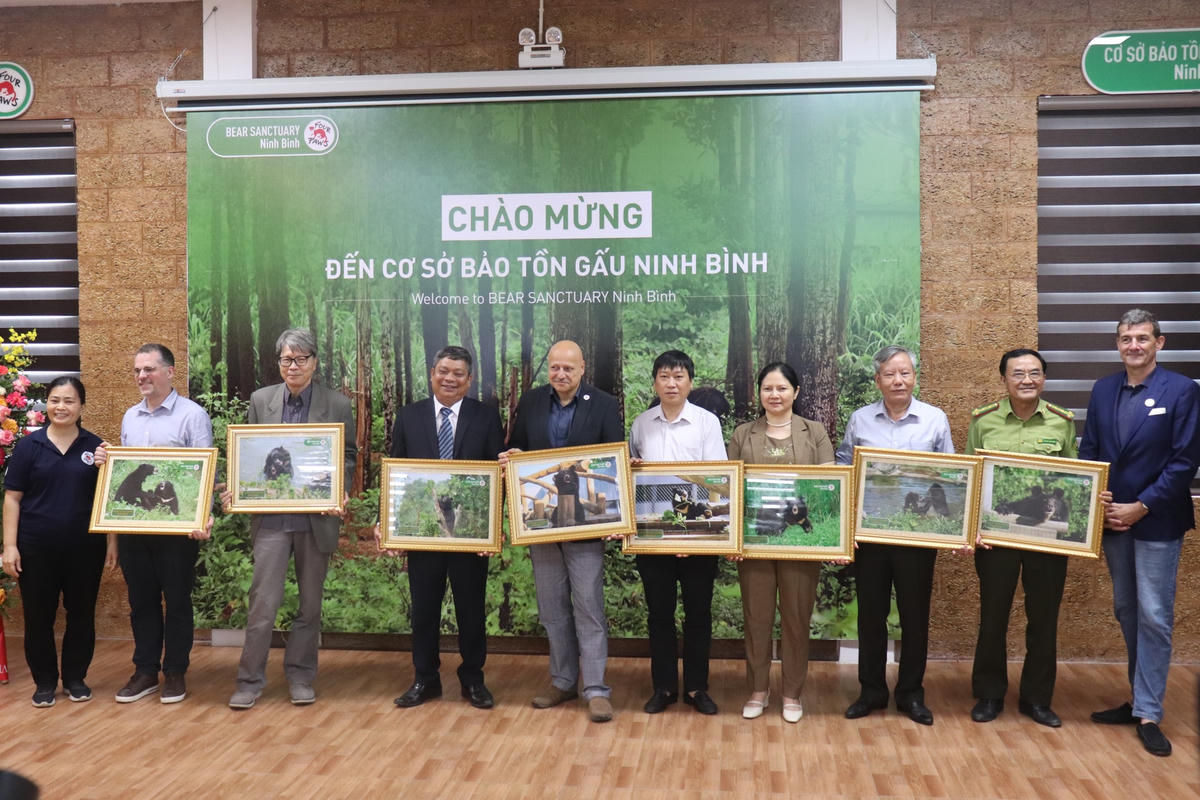 Những cá nhân có đóng góp lớn trong việc xây dựng, phát triển cơ sở bảo tồn gấu được vinh danh tại chương trình.