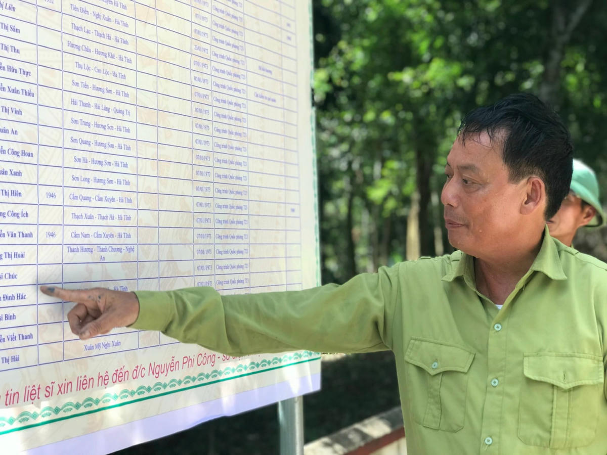 Cựu binh Nguyễn Phi Công luôn đau đáu tìm kiếm danh sách các liệt sĩ đã hy sinh ở sân bay giã chiến Libi trong lòng hồ Kẻ Gỗ (xã Cẩm Mỹ, Cẩm Xuyên, Hà Tĩnh).