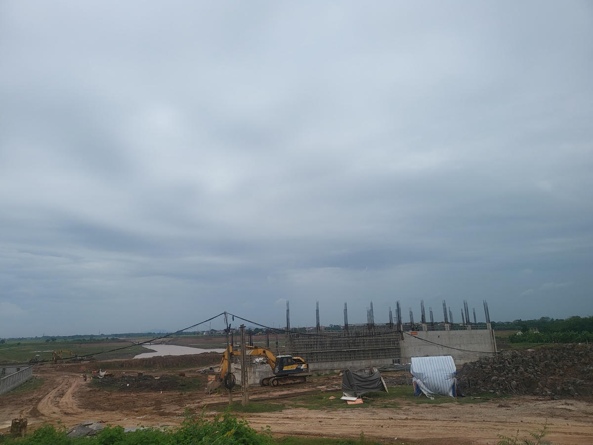 Ngoài gói thầu CW01, Công ty Minh Anh còn đứng đầu liên danh Minh Anh – 473 – Thanh Hóa trúng tiếp gói thầu CW07 xây dựng tuyến kênh hút Nguyệt Đức và nạo vét hồ Sáu Vó của dự án với giá trị hơn 210,252 tỉ đồng. Liên danh với Công ty Cổ phần đầu tư xây dựng công trình thủy lợi thủy điện trúng thầu gói thầu CW 05 thi công điều tiết Lạc Ý, Vĩnh Sơn và nạo vét sông Phan với giá hơn 92,368 tỉ đồng… Tất cả cả gói thầu của liên danh nhà thầu do Công ty Minh Anh đứng đầu đều không đáp ứng được tiến độ và thời hạn hoàn thành như hợp đồng đã ký kết.Được biết, trước những tồn tại nêu trên, cơ quan chức năng tỉnh Vĩnh Phúc đã nhiều lần chủ trì các cuộc họp và ký văn bản đốc thúc, kiểm tra, làm rõ, tuy nhiên siêu dự án ODA của Vĩnh Phúc vẫn chậm rất nhiều so với kế hoạch ban đầu. Ảnh: Công trường gói thầu CW06 (cung cấp, lắp đặt thiết bị, xây dựng trạm bơm tiêu Nguyệt Đức).