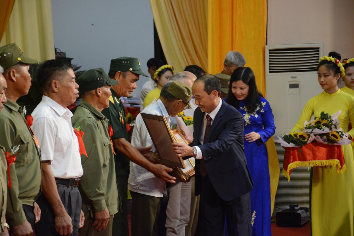 Thứ trưởng Lê Bá Hoan cùng Chủ tịch MTTQ tỉnh Thanh Hóa Phạm Thị Thu Thủy trao Bằng khen cho những người có công với cách mạng.