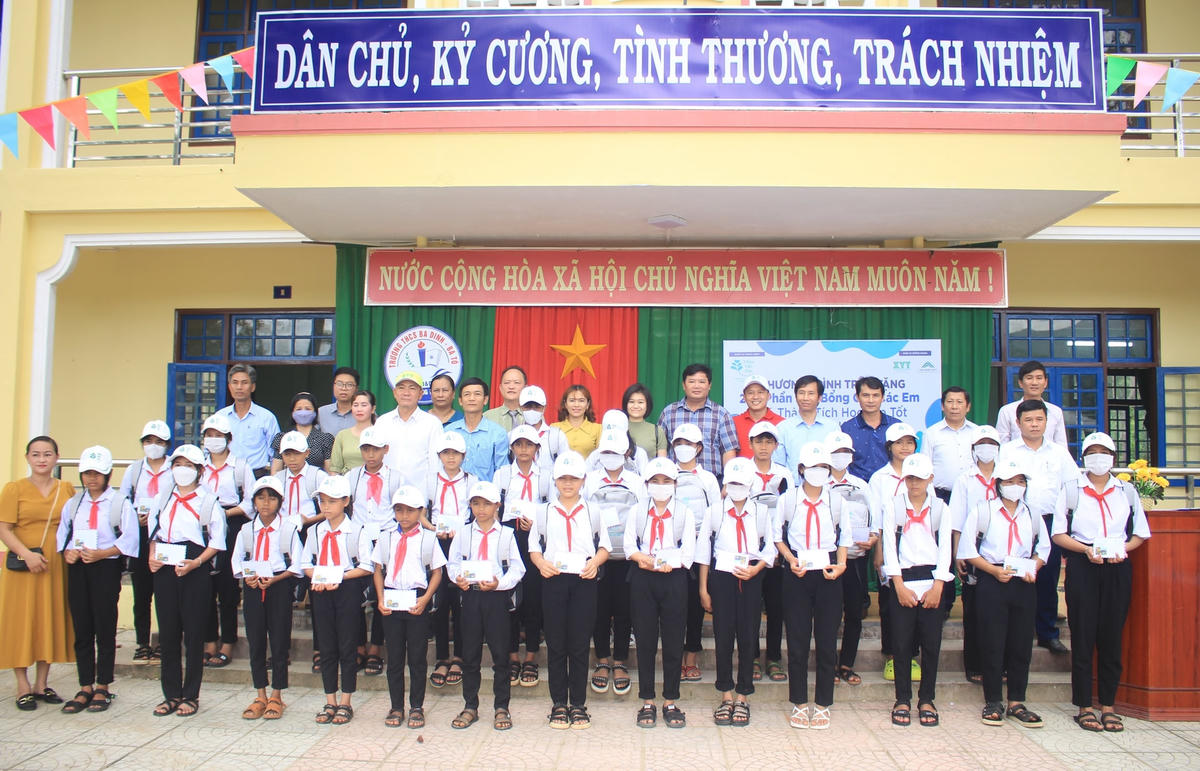 Lãnh đạo Ủy ban MTTQ Việt Nam tỉnh Quảng Ngãi trao học bổng ở Trường THCS Ba Dinh - Ba Tô.