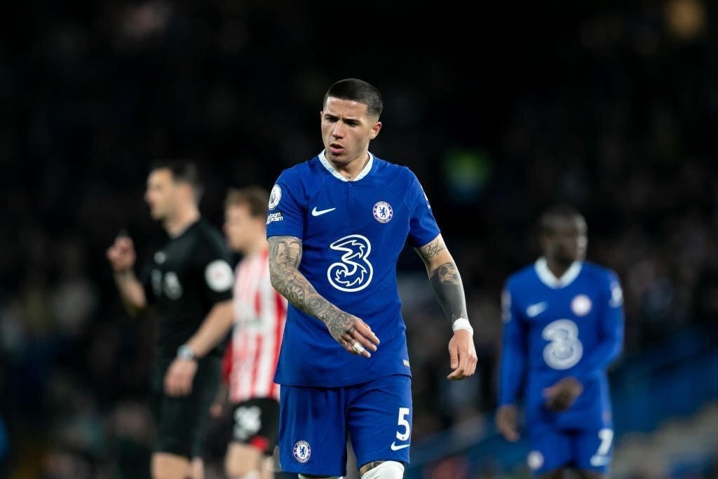 Sự thất vọng của Enzo sau khi Chelsea nhận thất bại (Ảnh: GI).
