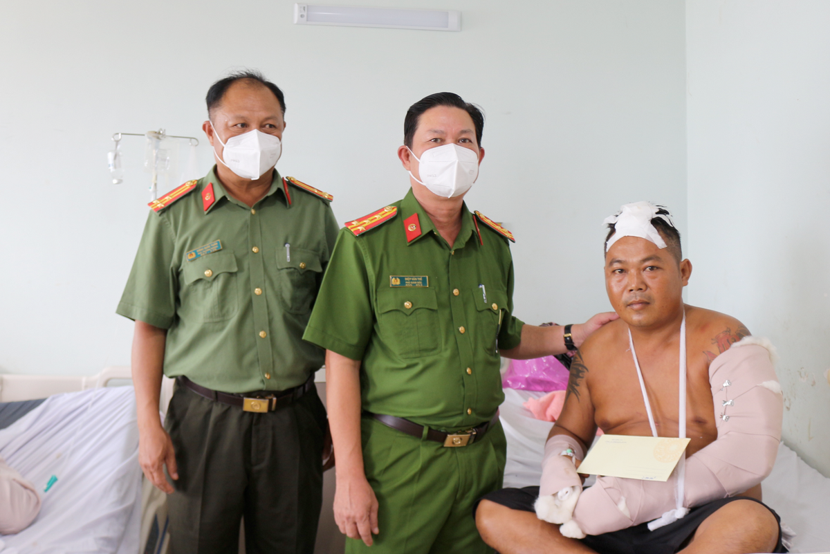 Đại tá Diệp Văn Thế (ở giữa) – Phó Giám đốc Công an tỉnh Kiên Giang thăm hỏi anh Phạm Hoài Ân.