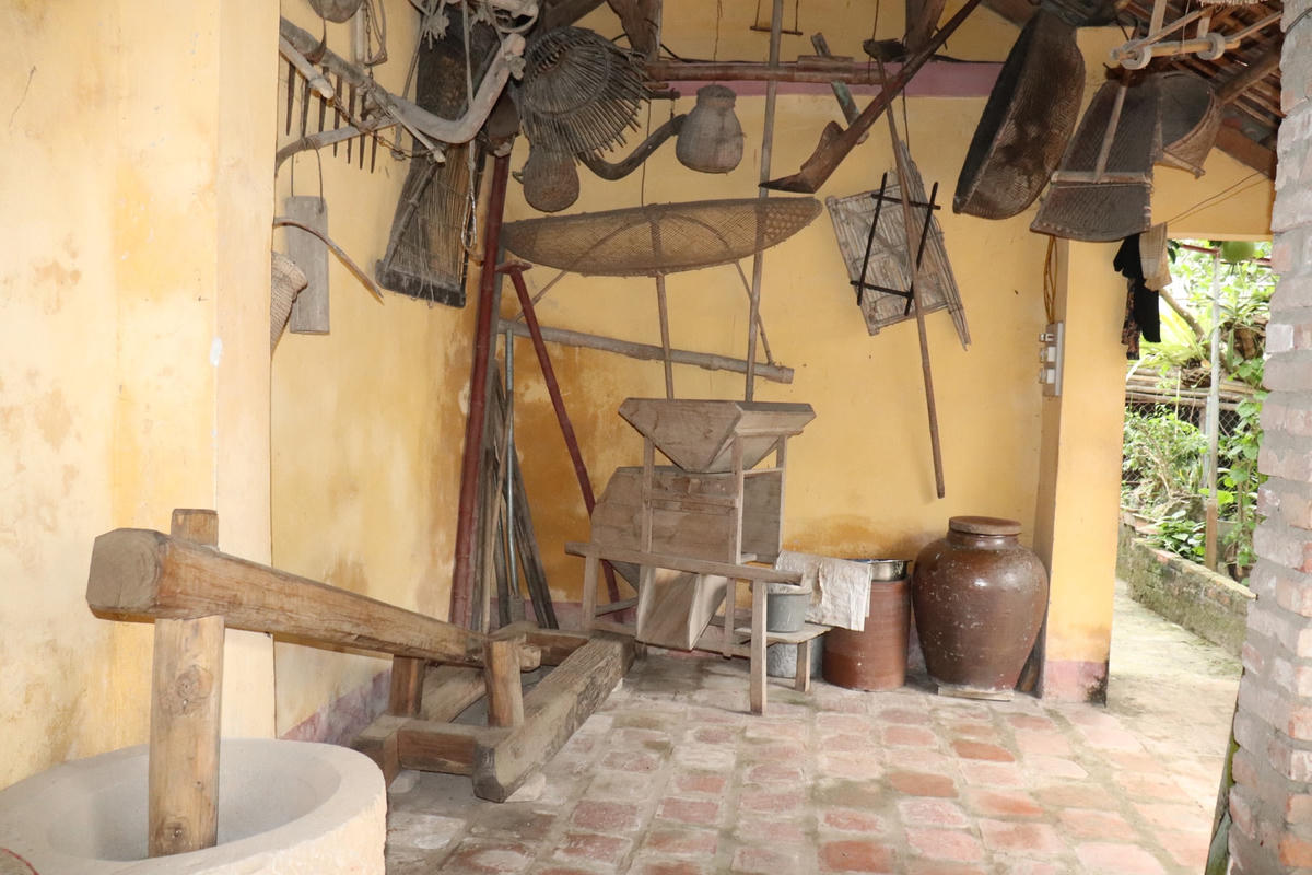 Trong nhà lưu giữ những vật dụng trong lao động, sinh hoạt thời xưa.