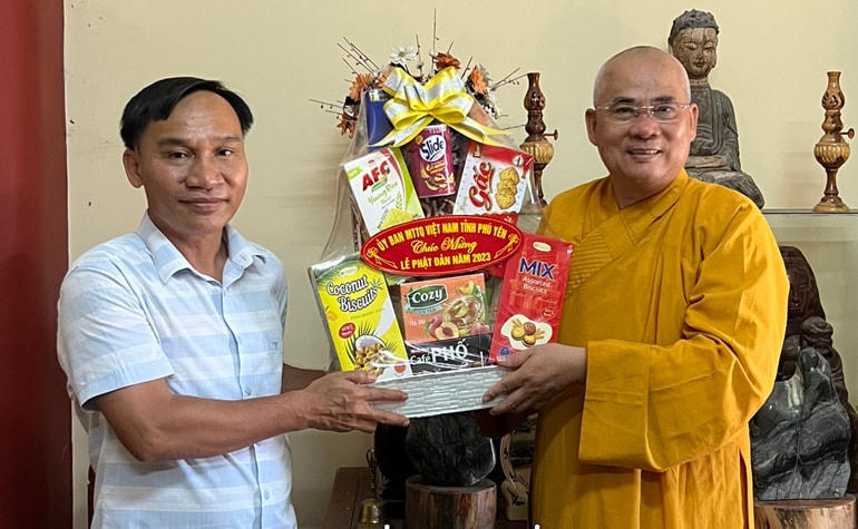 Ông Nguyễn Quốc Hoàn, Chủ tịch Uỷ ban MTTQ Việt Nam tỉnh Phú Yên  tặng quà, chúc mừng thượng tọa Thích Quảng Tế, trụ trì chùa Xuân Vân.