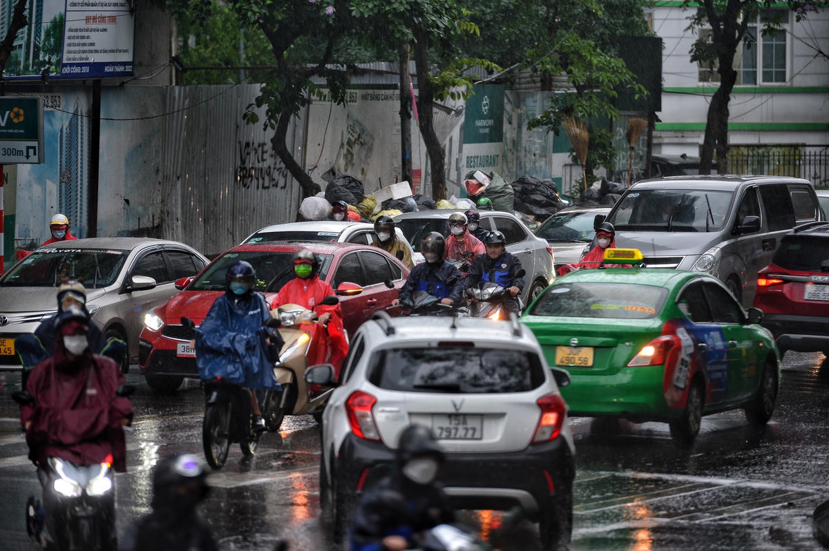 Dự báo trong 6 giờ tới, khu vực nội thành Hà Nội và các vùng lân cận vẫn tiếp tục có mưa vừa đến mưa to với lượng mưa phổ biến trong khoảng từ 20-40 mm, có nơi trên 70 mm.