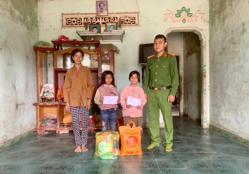 Công an xã Sa Loong thăm, tặng quà cho gia đình bà Y Vốc.