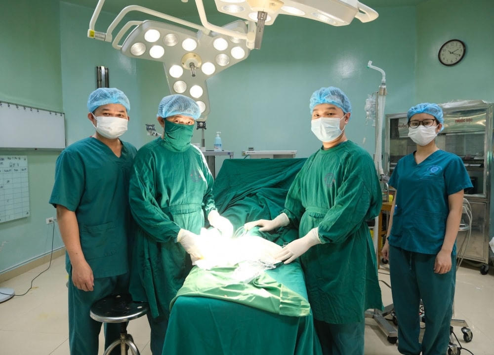 Các bác sĩ thực hiện ca phẫu thuật cho bệnh nhân bị biến chứng đái tháo đường. Ảnh: TL.